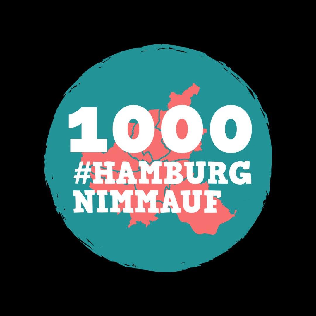 Logo der Akton #HamburgNimmAuf. Weißer Text auf blau-rotem Logo: 1000. #HamburgNimmAuf.